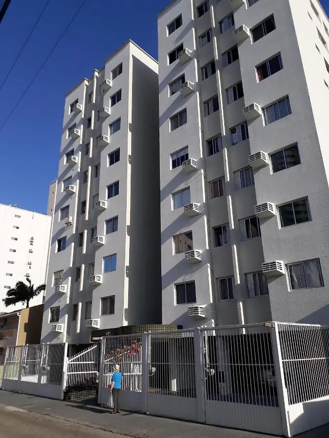 Ótima localização, com estacionamento, ar condicionado, wi-fi e Netflix! 400 metros da praia! Balneário Camboriú Brasil