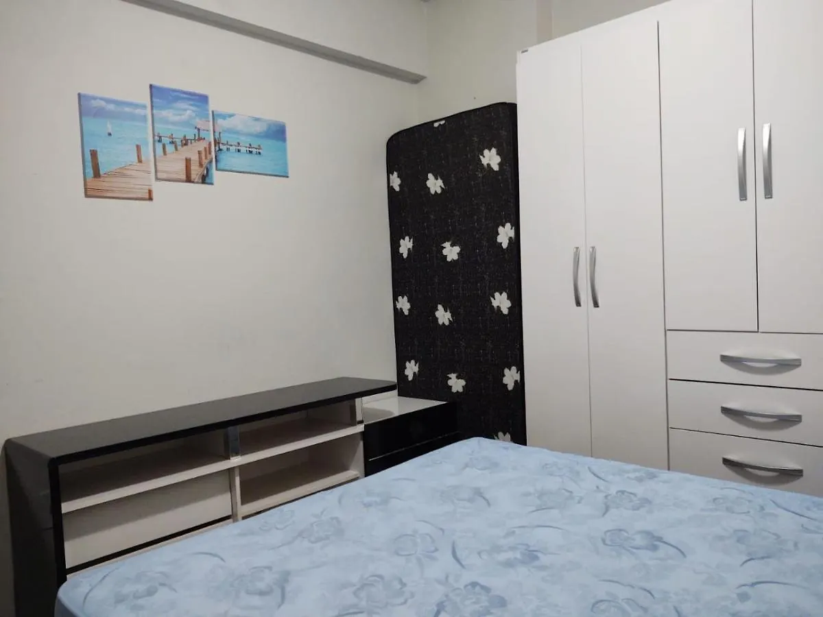 Ótima localização, com estacionamento, ar condicionado, wi-fi e Netflix! 400 metros da praia! Balneário Camboriú Apartamento