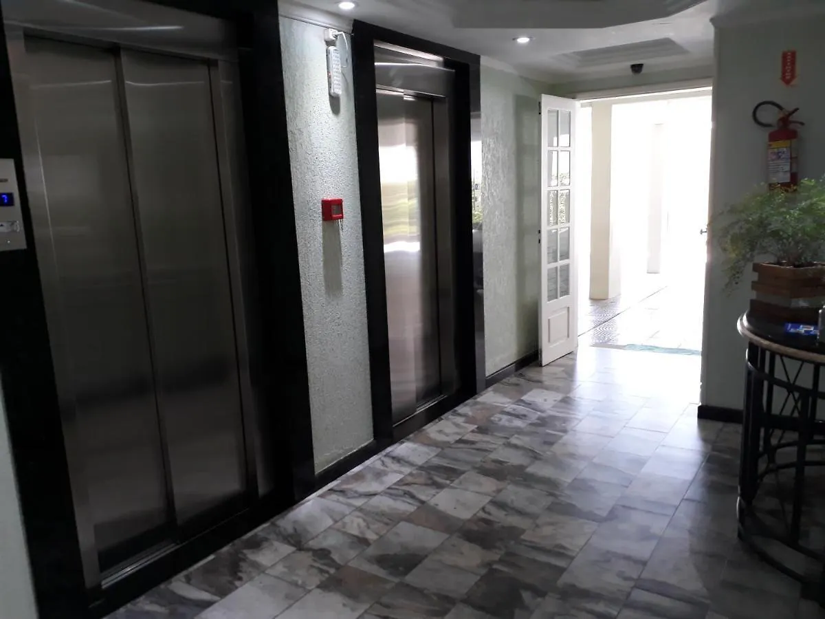 Ótima localização, com estacionamento, ar condicionado, wi-fi e Netflix! 400 metros da praia! Balneário Camboriú Apartamento