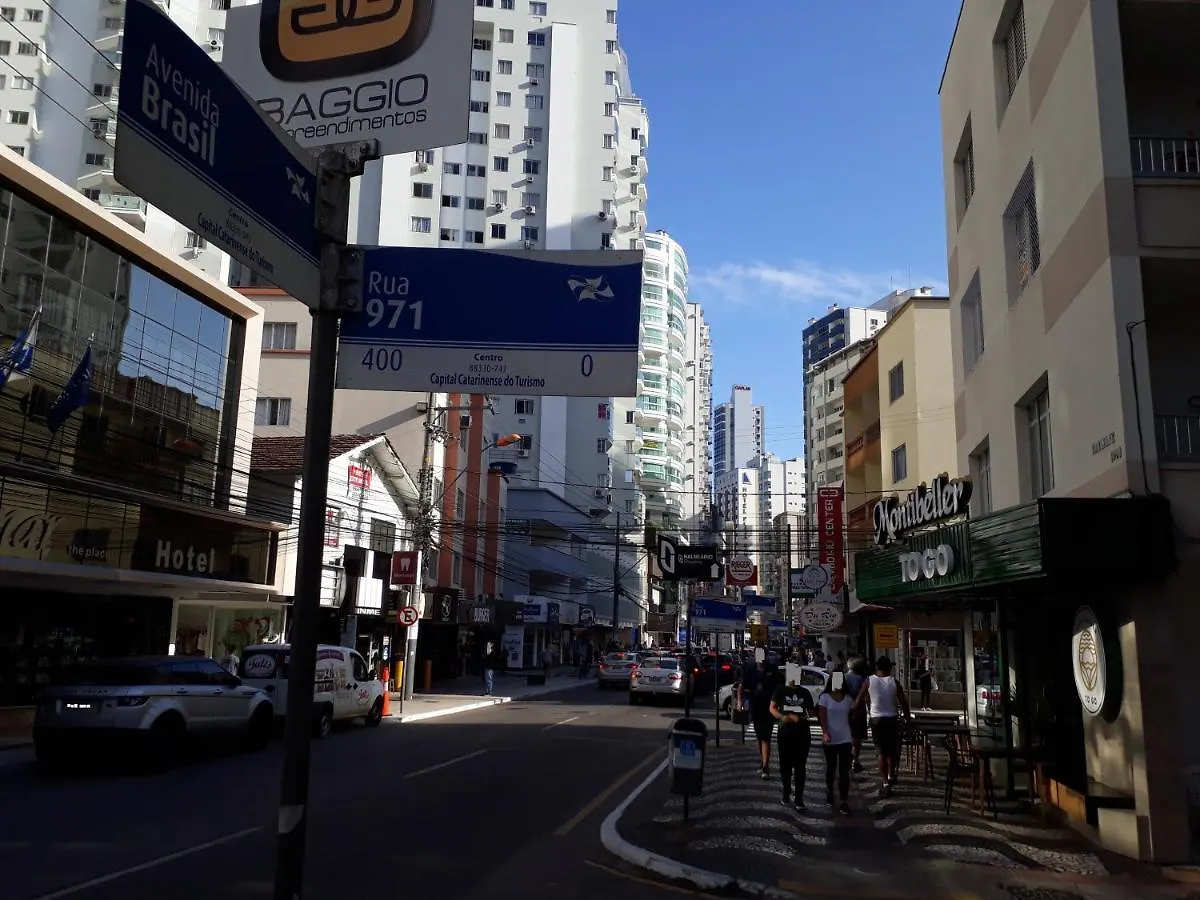 Ótima localização, com estacionamento, ar condicionado, wi-fi e Netflix! 400 metros da praia! Balneário Camboriú