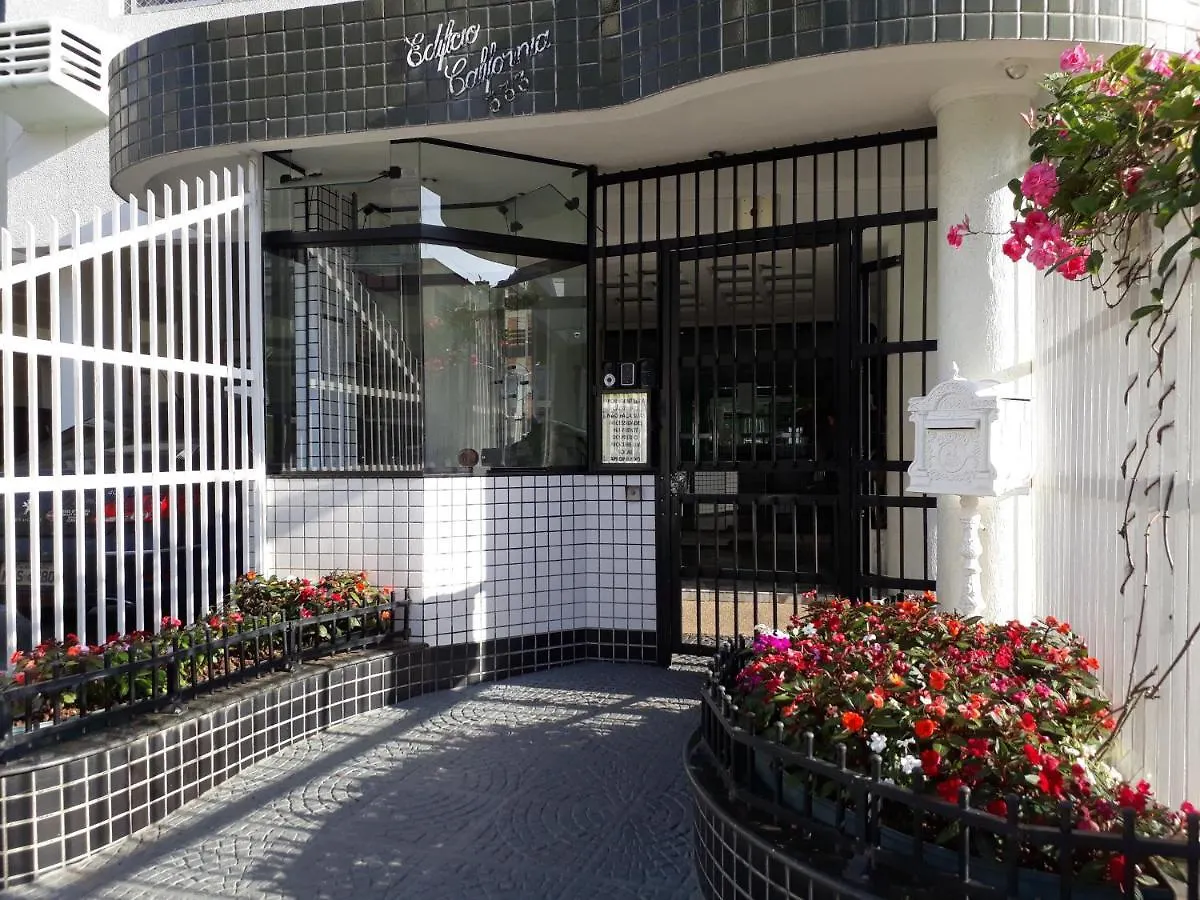 Apartamento Ótima localização, com estacionamento, ar condicionado, wi-fi e Netflix! 400 metros da praia! Balneário Camboriú
