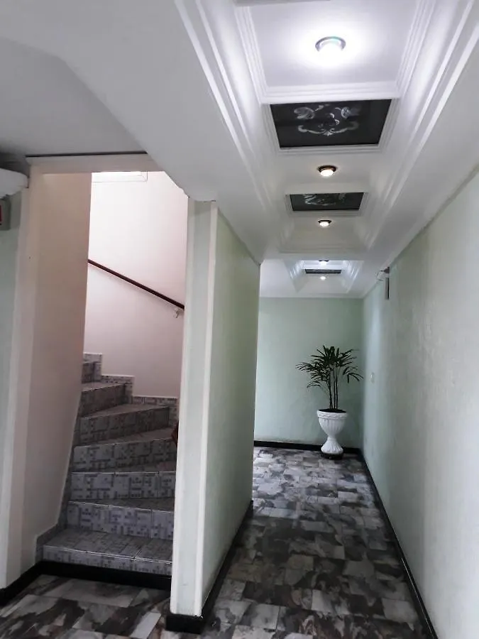 Ótima localização, com estacionamento, ar condicionado, wi-fi e Netflix! 400 metros da praia! Balneário Camboriú 0*,
