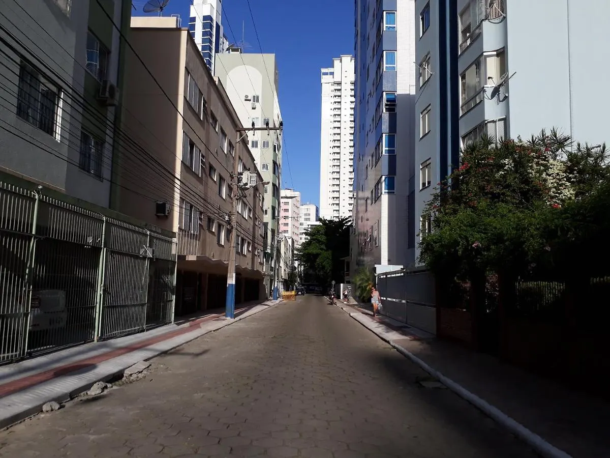 Ótima localização, com estacionamento, ar condicionado, wi-fi e Netflix! 400 metros da praia! Balneário Camboriú 0*,